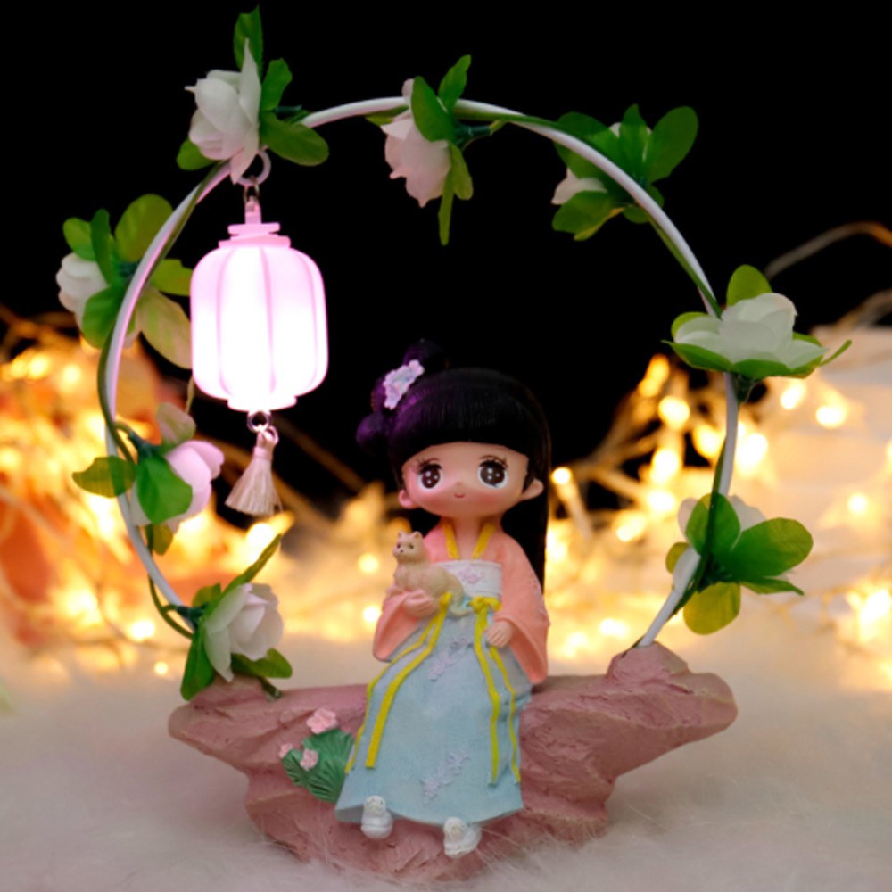 Thiếu nữ ngồi vòm hoa có đèn - mẫu áo hồng